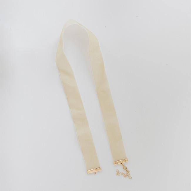 A cream velvet chain hat band on a plain background #color_cream