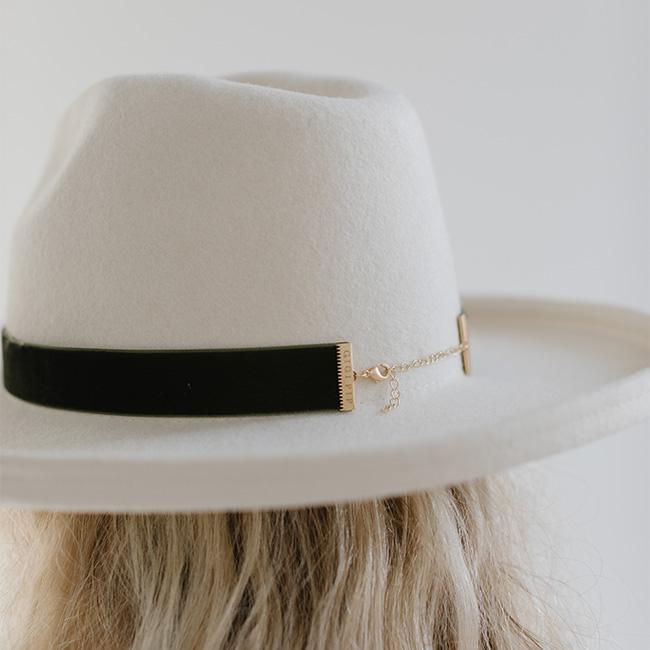 Close up image of a white hat with a forest green velvet chain hat band against a plain background #color_forest green