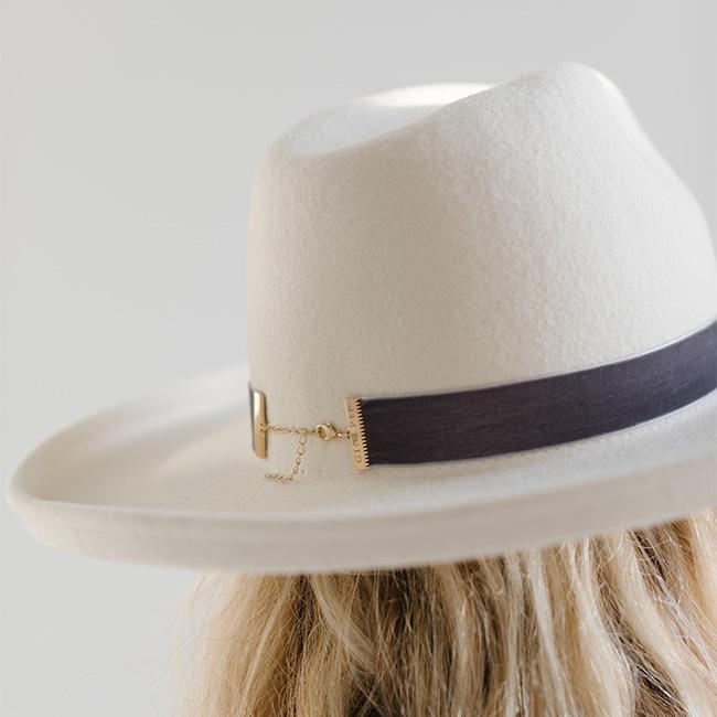 Close up image of a white hat with a steel blue colored velvet chain hat band against a plain background #color_steel blue