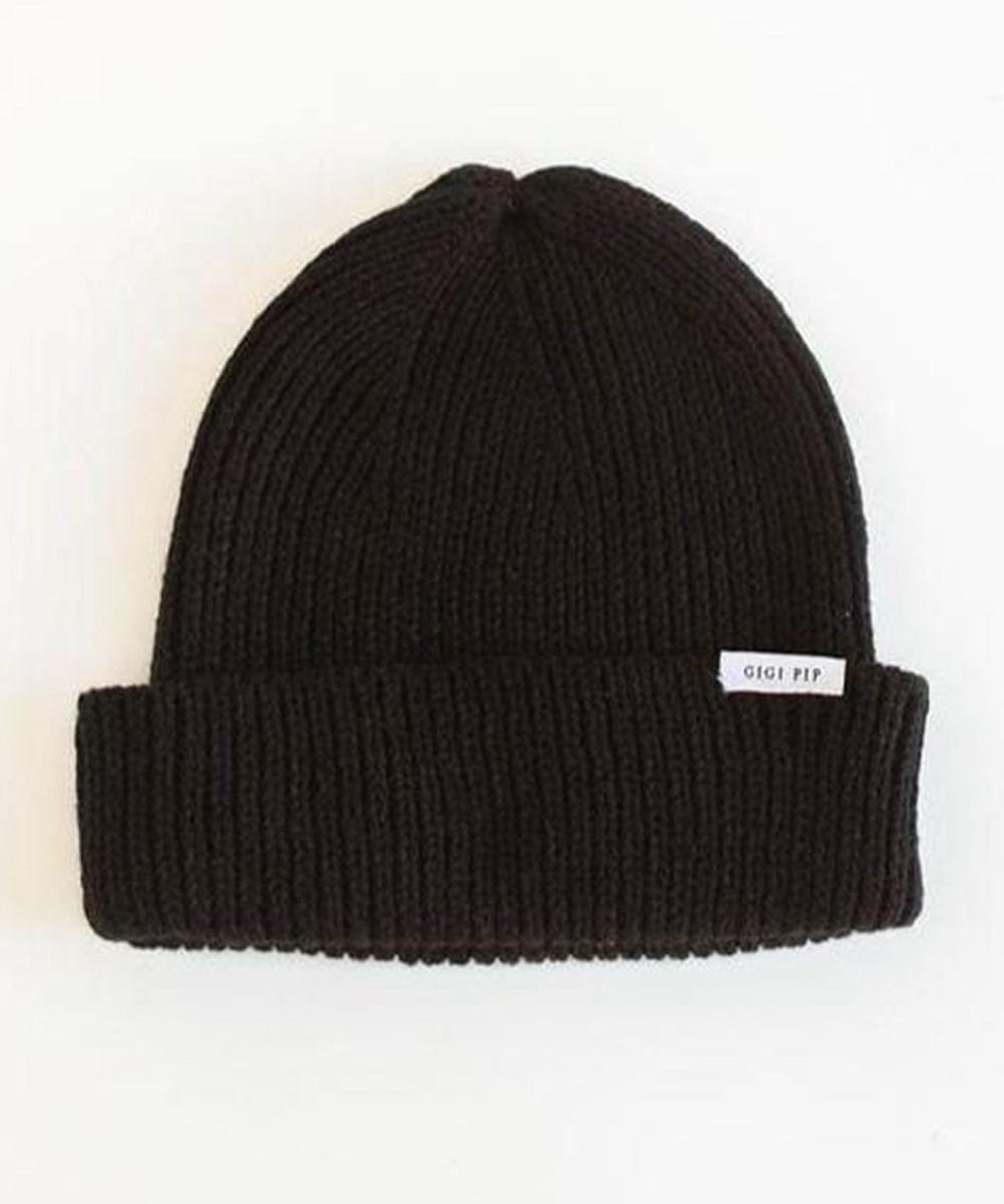 A black knit beanie with the brand label on a white background #color_black