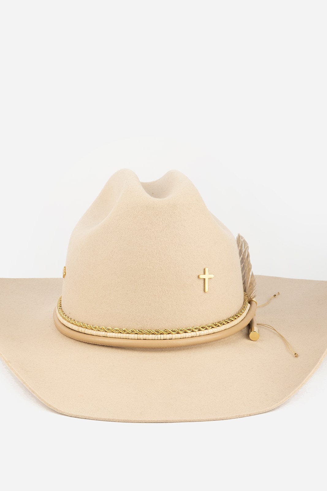 Beige cowboy hat with a gold band and cross on a white background #color_gold