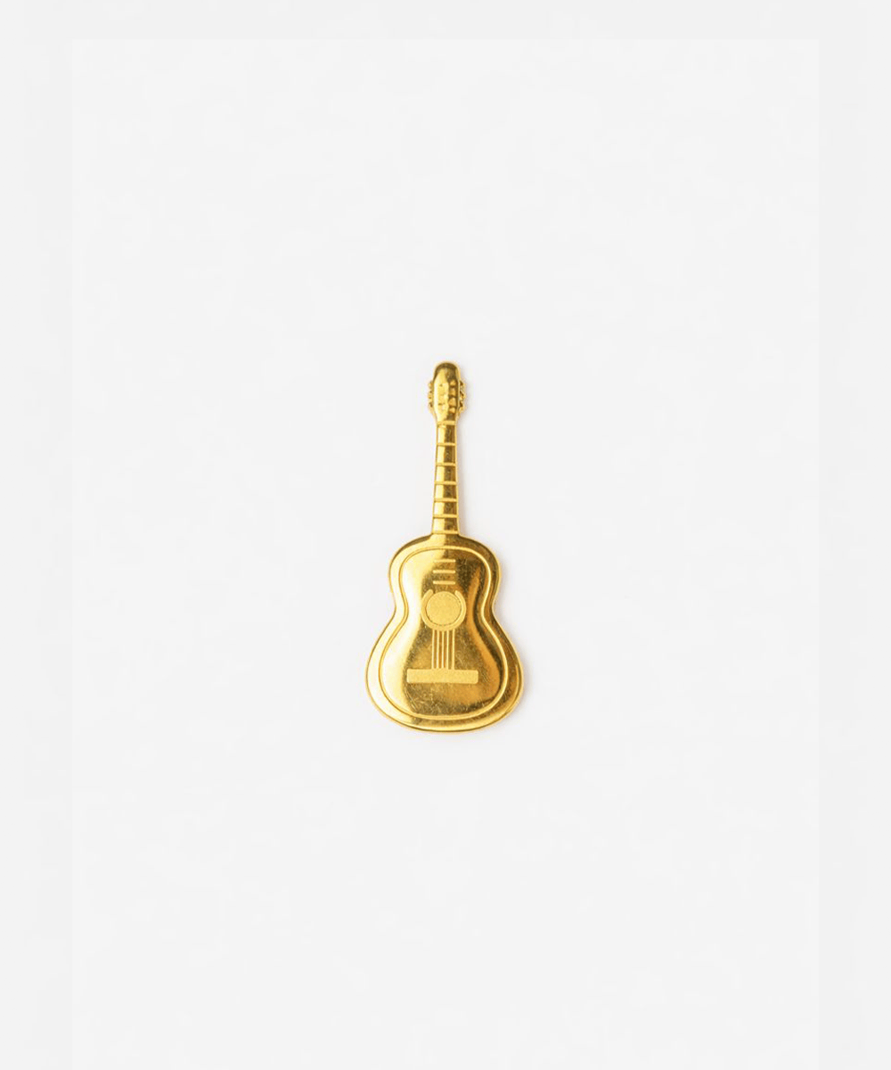 Gold guitar-shaped hat pin on a white background #color_gold