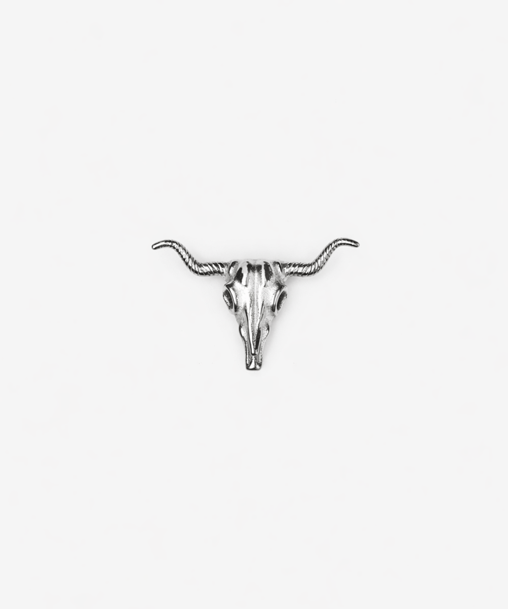 Silver longhorn skull hat pin on a white background #color_silver