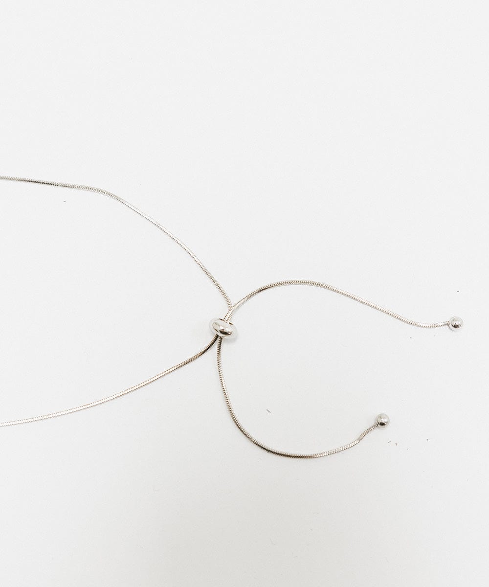 A silver Chain Bolo Hat Band on a plain background #color_silver