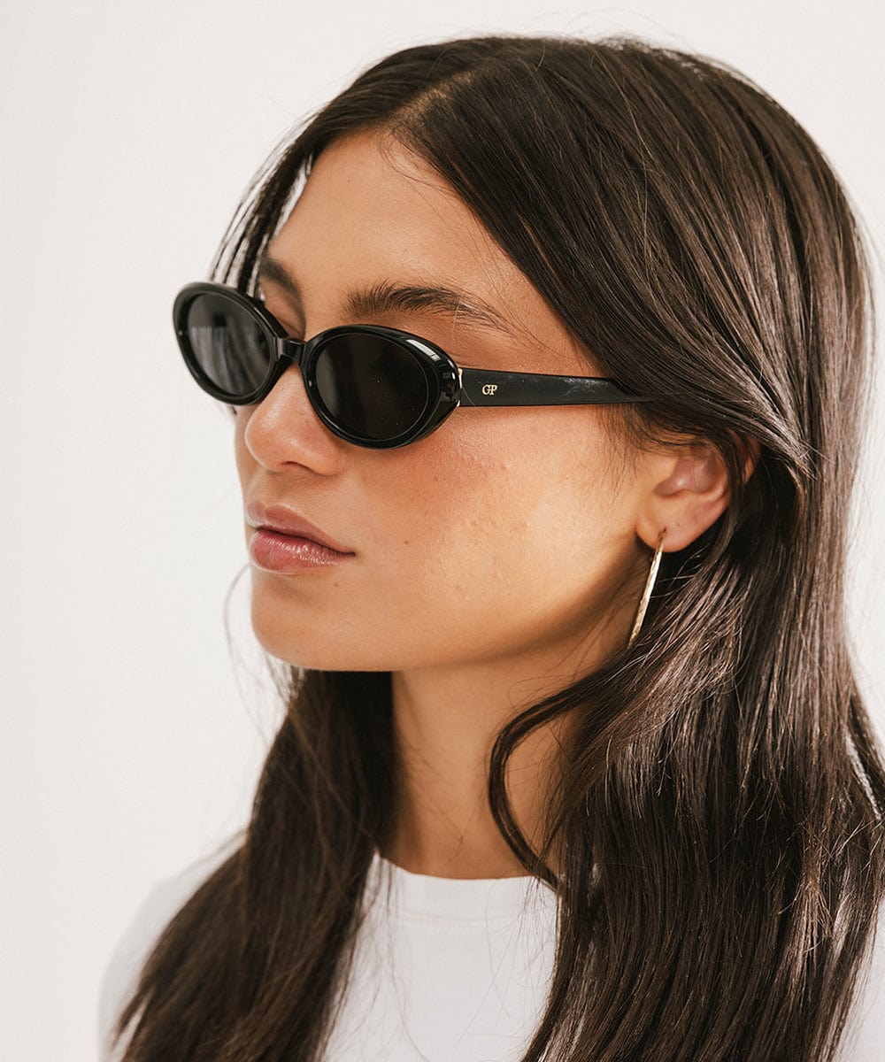 Dionne Oval Sunglasses - GIGI PIP #color_black