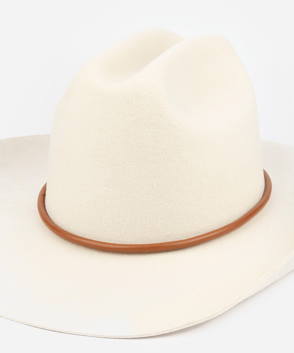 Beige wide-brimmed hat with a brown band on a white background #color_cognac