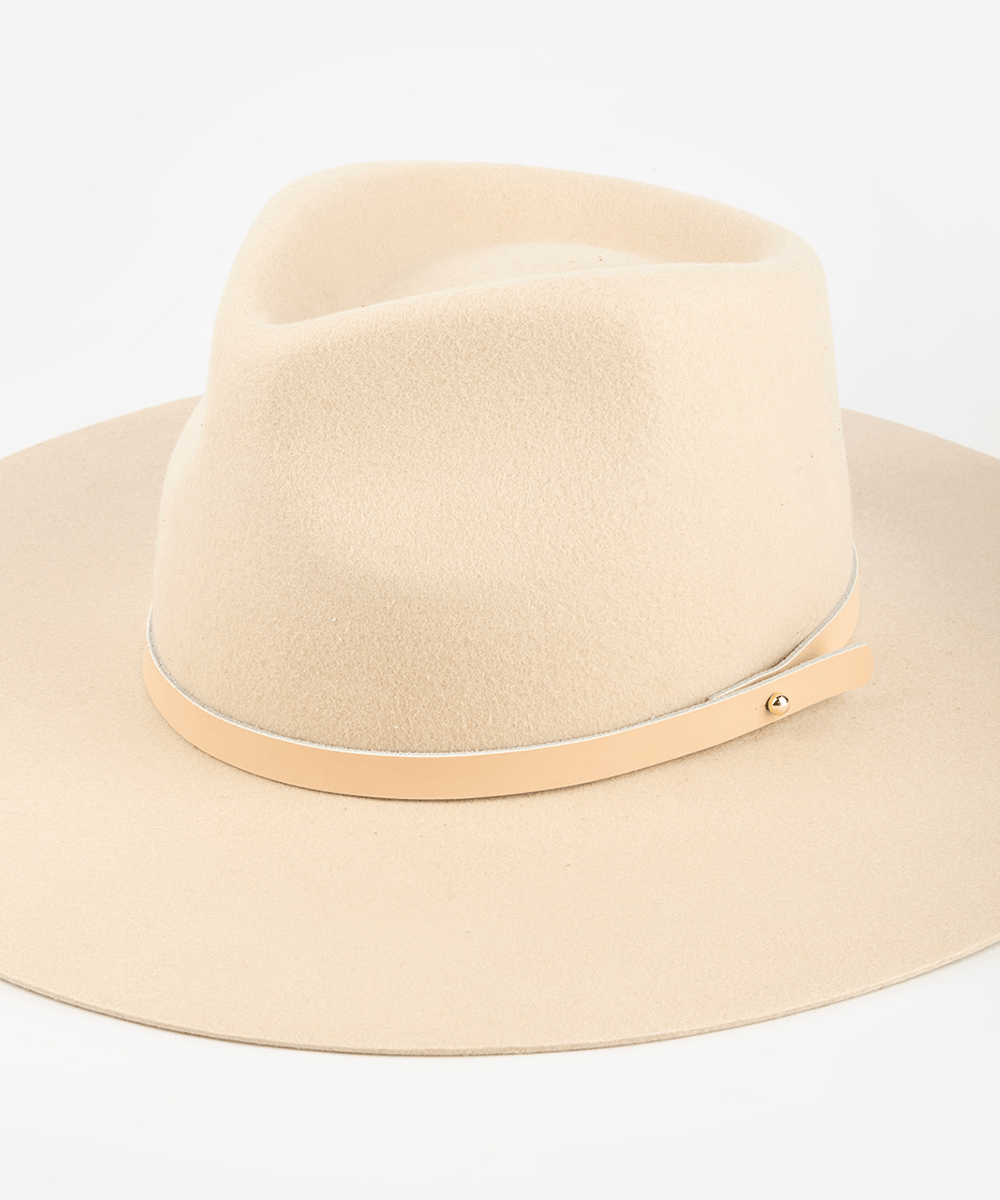 Beige cowboy hat with a blush leather band on a white background #color_blush