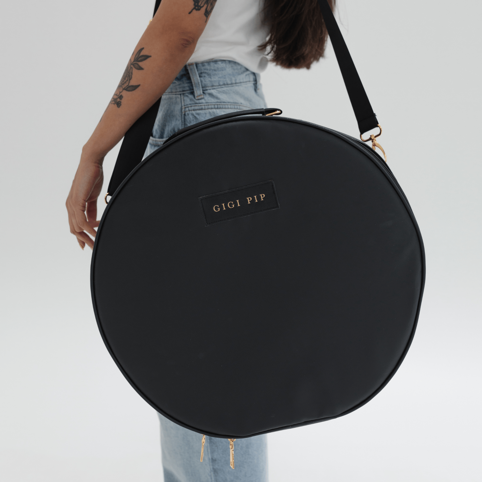 Gigi Pip hat carrying totes for women - Hat Travel Case 2.0 - 100% tarpaulin round shell with a 100% polyester lining to carry 1-3 of your hats safely, featuring a trolley pass on the back of the case, a carrying handle + a shoulder sling [black]