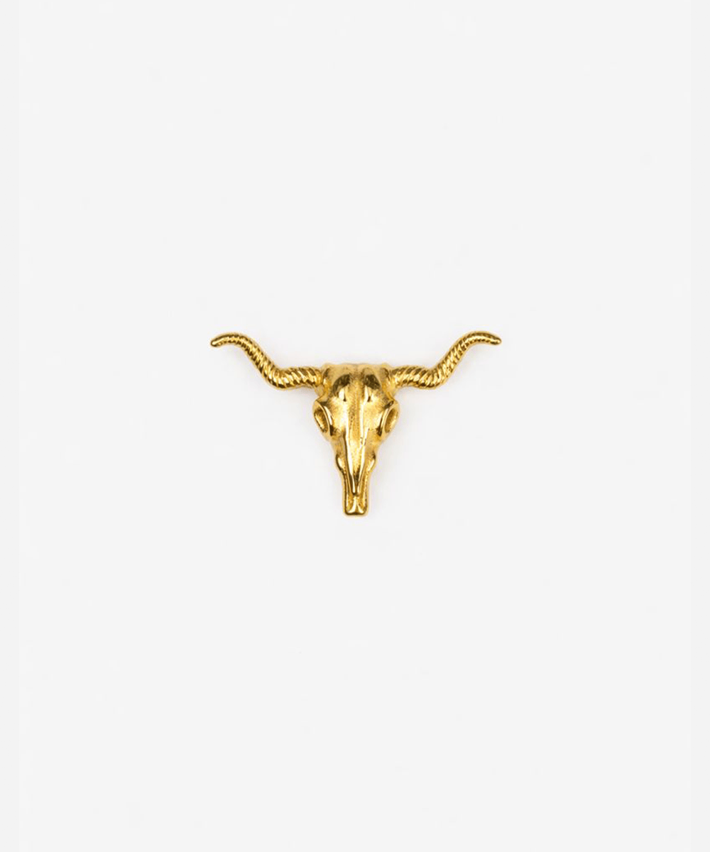 Gold longhorn skull hat pin on a white background #color_gold