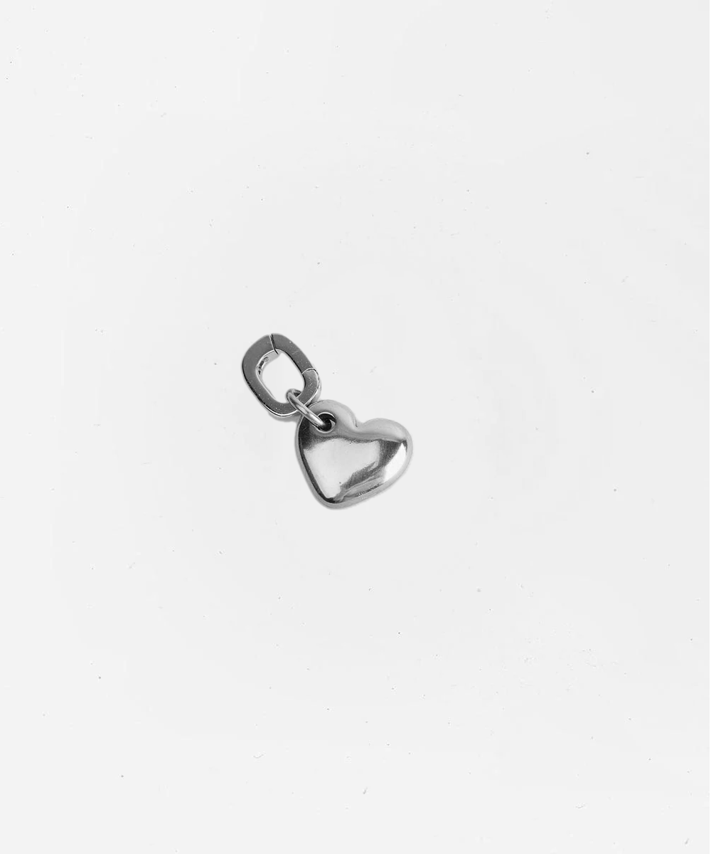 Silver heart-shaped pendant hat charm on a white background #color_silver