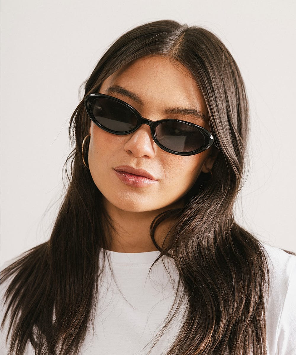 Dionne Oval Sunglasses - GIGI PIP #color_black