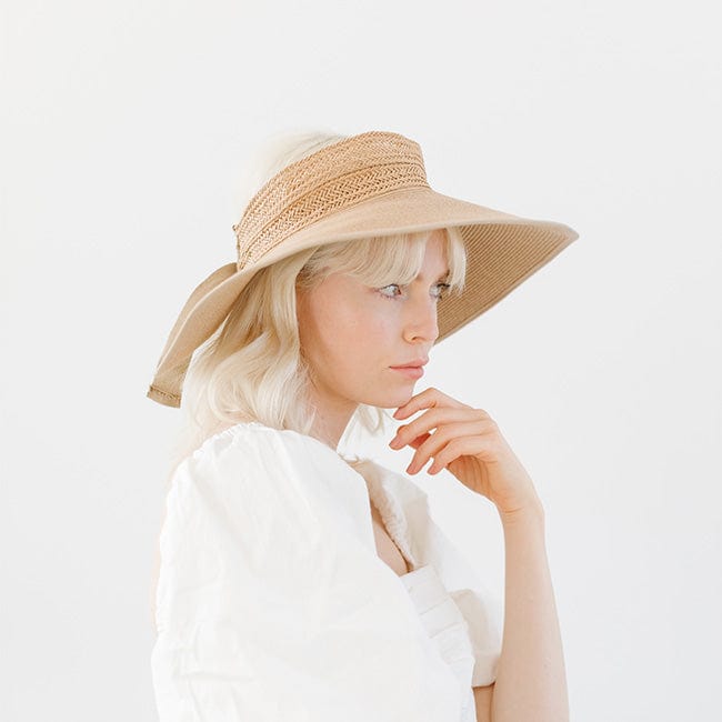 Our packable Winnie has got you covered on all sides with excellent sun protection. Made of paper straw, the Winnie features an adjustable strap [honey]